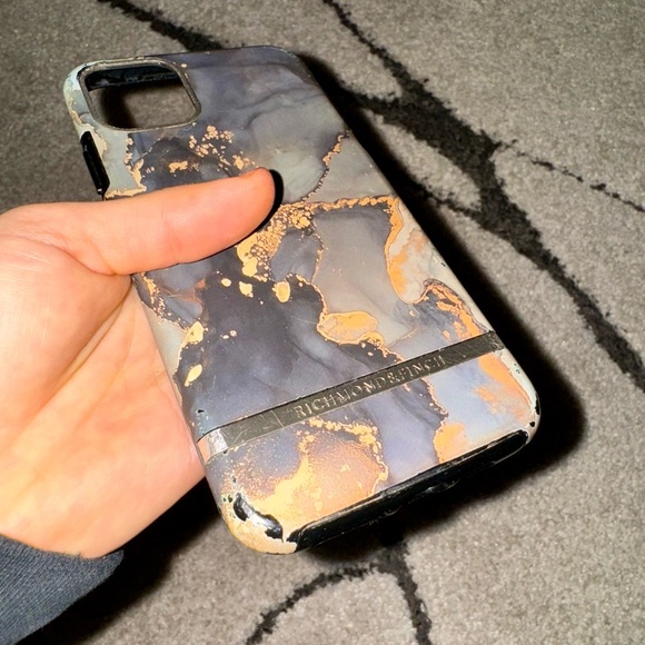 RICHMOND & FINCH iPhone 11 Pro Max Case MARBLE GOLD BEADS - Picture 4 of 7